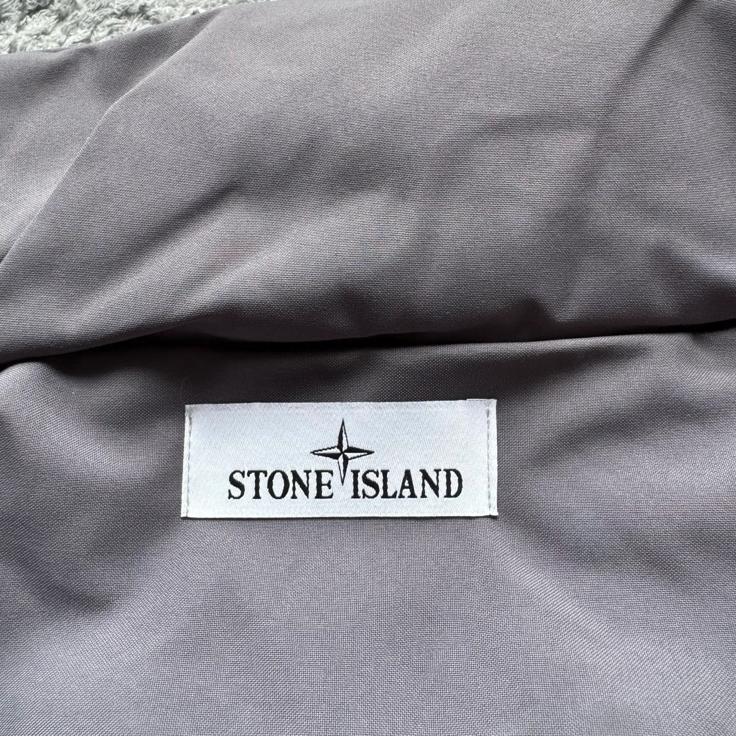 P280 Stone Island New nylon zipper outdoor functional stand-up collar cotton jacket Stone Island 23FW new product recommendation Classic nylon stand-up collar cotton jacket Short loose silhouette Suitable for various body types Specially treated nylon fabric Waterproof and anti-fouling Classic armband embellishment on the arms Customized buttons Complete with three-label hangtags Hand-stuffed down cotton inside Full and stylish Highly warm and OEM quality Factory OEM quality Exquisite workmanship Black and gray recommended Suitable for both men and women Color: Black Gray Size: M-2XL Length Bust Shoulder Width Sleeve Length M 74 128 60 60 L 76 132 62 61 XL 78 136 64 62 2XL 80 140 66 63